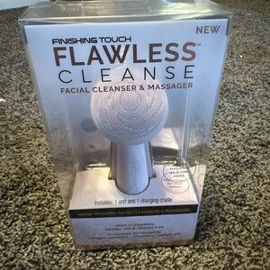 Flawless Cleanse facial cleanser and‎ massager
